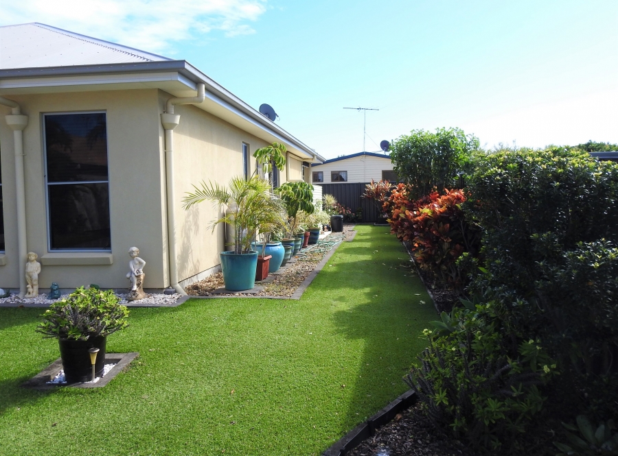 Sunny Chatswood - Garden area. For sale at Island Breeze Resort